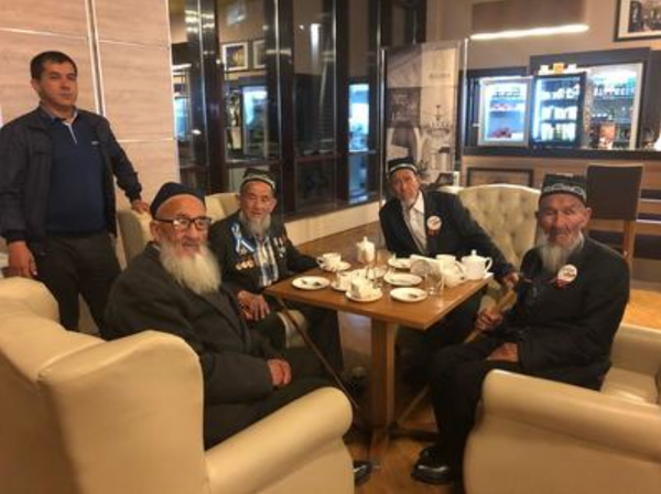 Группа ветеранов из Узбекистана по ошибке прилетела в Сочи Группа ветеранов из Узбекистана по ошибке прилетела в Сочи - Sputnik Узбекистан