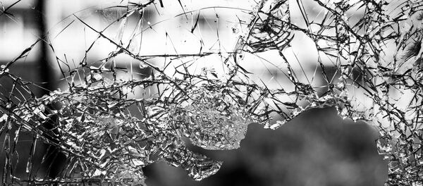 Разбитое стекло, фото из архива Разбитое стекло, фото из архива - Sputnik Узбекистан