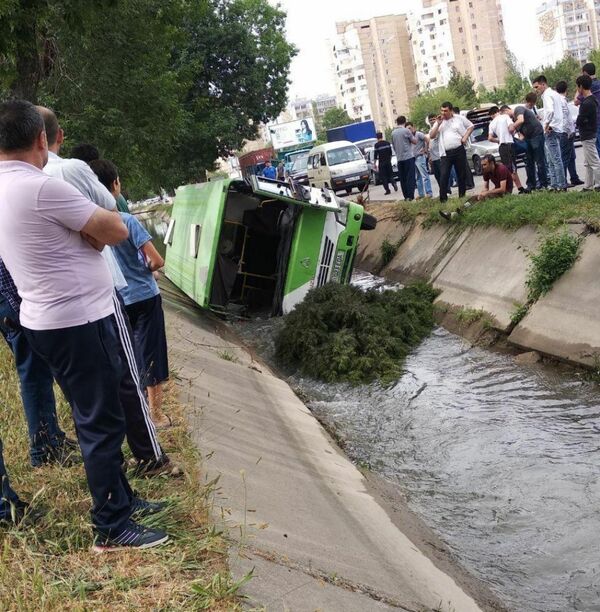 В Ташкенте рейсовый автобус вылетел в канал - Sputnik Узбекистан