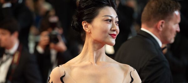 Красная дорожка перед премьерой фильма Лето на 71-м Каннском кинофестивале (9 мая 2018). Канны, Франция Красная дорожка перед премьерой фильма Лето на 71-м Каннском кинофестивале (9 мая 2018). Канны, Франция - Sputnik Узбекистан