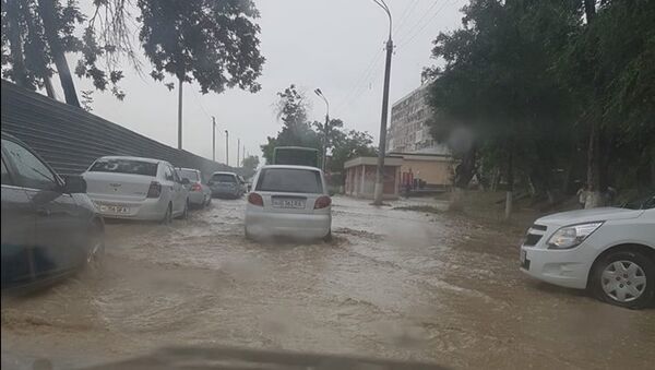 Подтопленная из-за сильного ливня улица в Ташкенте - Sputnik Узбекистан