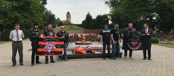 Трое байкеров из знаменитого мотоклуба Ночные волки накануне вечером прибыли в Узбекистан Трое байкеров из знаменитого мотоклуба Ночные волки накануне вечером прибыли в Узбекистан - Sputnik Узбекистан