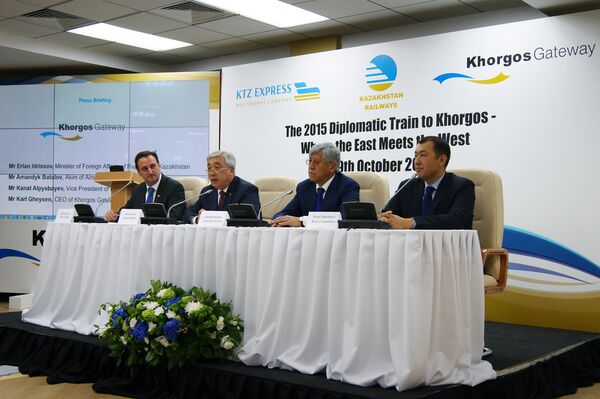 Генеральный директор СЭЗ Хоргос - Восточные ворота К. Гейсен, Министр иностранных дел Казахстана Е.Идрисов, аким Алматинской области А. Баталов, вице-президент Казахстанских железных дорог К. Алпысбаев. Генеральный директор СЭЗ Хоргос - Восточные ворота К. Гейсен, Министр иностранных дел Казахстана Е.Идрисов, аким Алматинской области А. Баталов, вице-президент Казахстанских железных дорог К. Алпысбаев. - Sputnik Узбекистан
