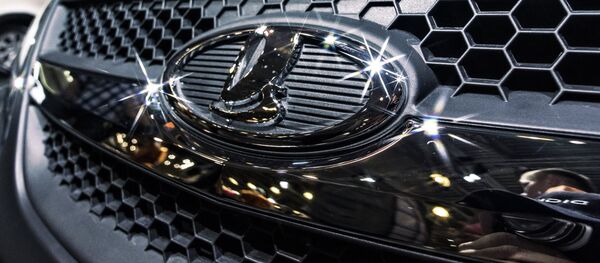Эмблема Lada на автомобильной международной выставке Эмблема Lada на автомобильной международной выставке - Sputnik Узбекистан