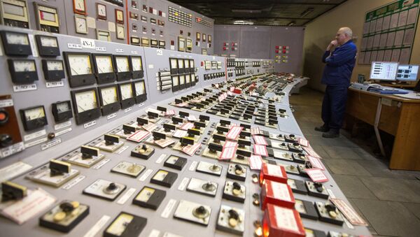 Сотрудник теплоэлектроцентрали  контролирует работу станции - Sputnik Узбекистан