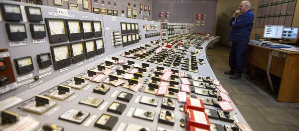 Сотрудник теплоэлектроцентрали контролирует работу станции Сотрудник теплоэлектроцентрали контролирует работу станции - Sputnik Узбекистан