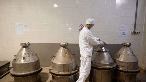 Участок изготовления порошка диоксида урана методом пирогидролиза - Sputnik Ўзбекистон