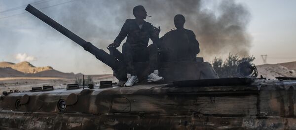Курдские бойцы на башне танка - Sputnik Узбекистан
