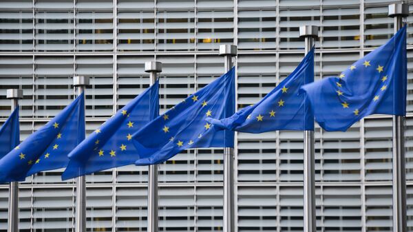 Флаги Евросоюза у здания штаб-квартиры Европейской комиссии в Брюсселе - Sputnik Ўзбекистон
