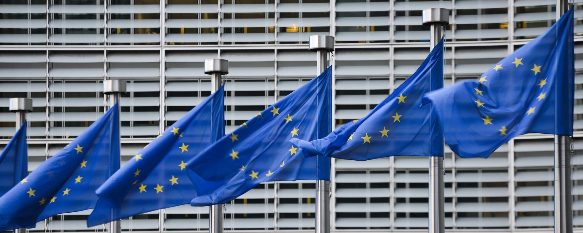 Флаги Евросоюза у здания штаб-квартиры Европейской комиссии в Брюсселе - Sputnik Узбекистан, 1920, 31.10.2018