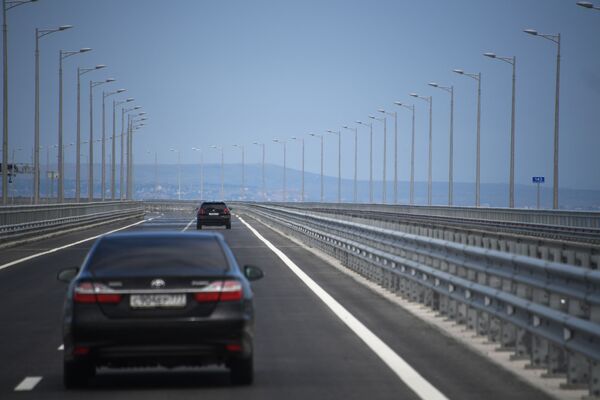 В целом путь с одного берега пролива на другой по Крымскому мосту занял около 20 минут. - Sputnik Узбекистан