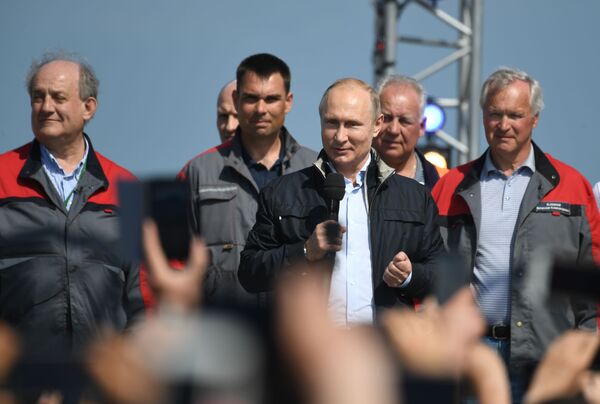 Президент РФ Владимир Путин выступает на митинге-концерте по случаю открытия автодорожной части Крымского моста - Sputnik Узбекистан