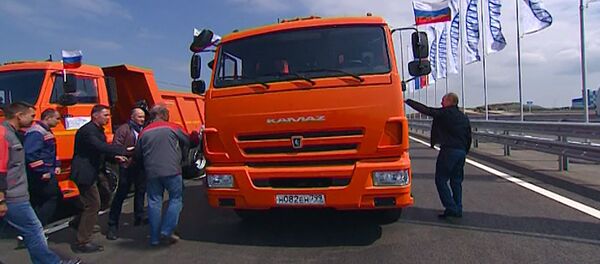 Путин проехал на КамАЗе по Крымскому мосту - Sputnik Узбекистан