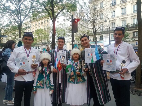 Ансамбль песни и танца Шош Наволари на фестивале в Париже - Sputnik Узбекистан