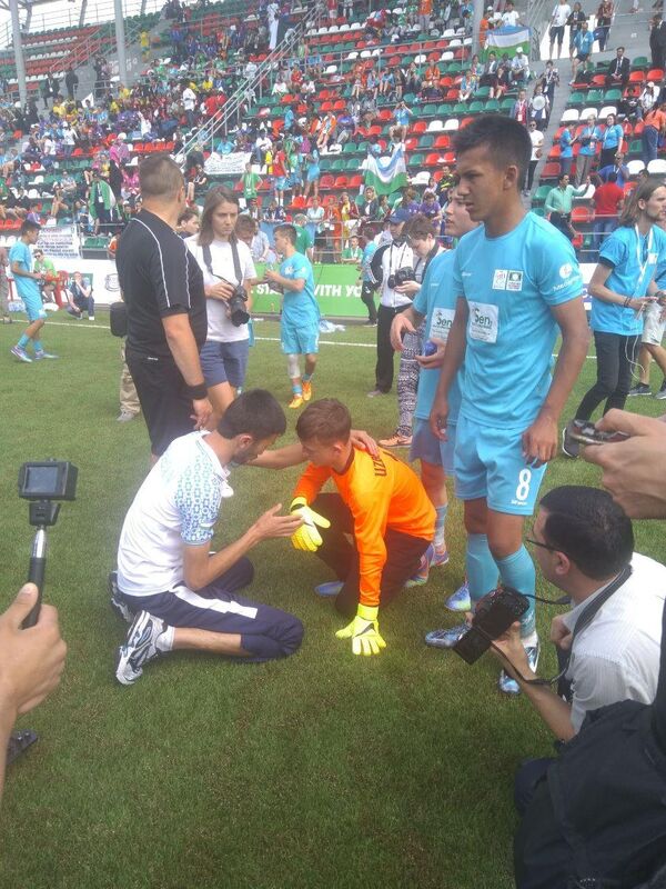 Вратарь команды Узбекистана Сергей Исламов после победы в финале - Sputnik Узбекистан