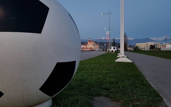 На улицах города и вдоль проезжей части установлена футбольная атрибутика - Sputnik Узбекистан