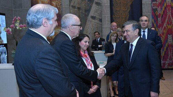 Президент Шавкат Мирзиёев посетил галерею искусства в Вашингтоне - Sputnik Узбекистан