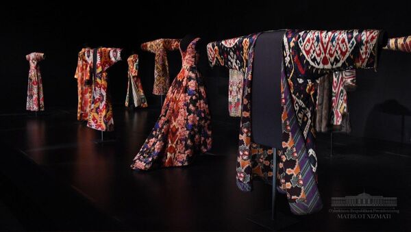 Коллекция одежды из атласа и адраса в Вашингтонской галерее Артура Саклера - Sputnik Ўзбекистон