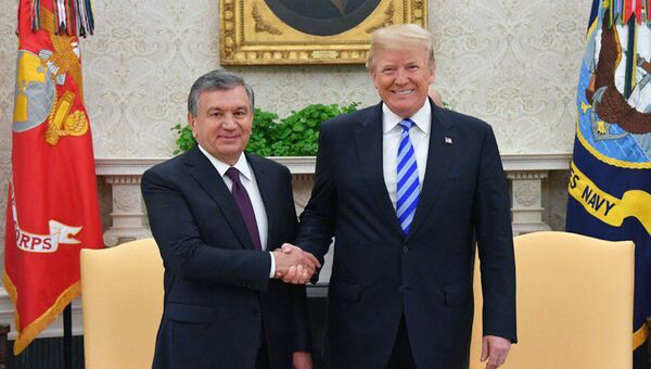 Prezident Uzbekistana Shavkat Mirziyoyev i Prezident SSHA Donald Tramp - Sputnik Oʻzbekiston