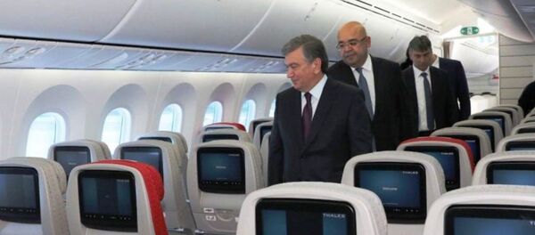 Шавкат Мирзиёев осмотрел новый Боинг - Sputnik Узбекистан