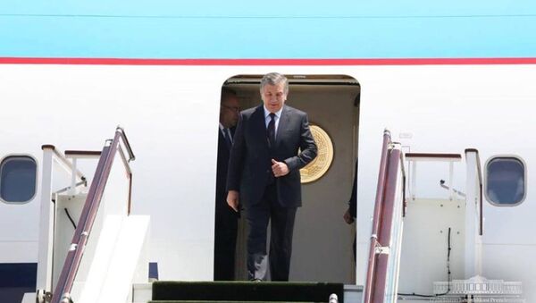 Шавкат Мирзиёев спускается с трапа самолета - Sputnik Узбекистан
