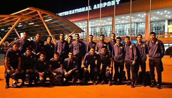 Сборная Узбекистана на пути в Иран Сборная Узбекистана на пути в Иран - Sputnik Узбекистан