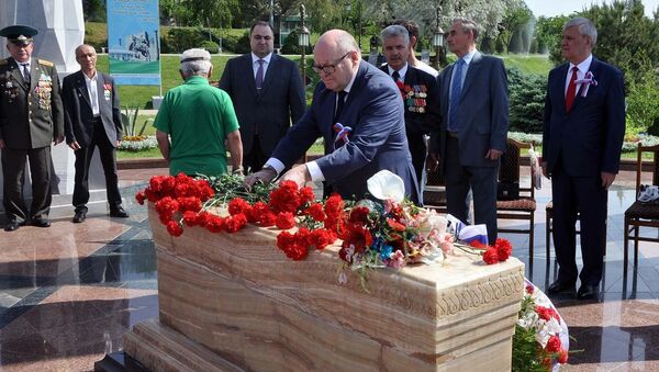 Присутствующие почтили память жертв депортации и возложили цветы. - Sputnik Узбекистан