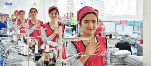 Сотрудницы ООО Milana teхtilе в селе Хакан Андижанского района во время визита Мирзиёева - Sputnik Узбекистан