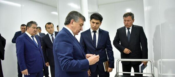Мирзиёев ознакомился с деятельностью предприятия по производству инсулина во время визита в Андижан Мирзиёев ознакомился с деятельностью предприятия по производству инсулина во время визита в Андижан - Sputnik Ўзбекистон
