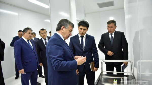 Мирзиёев ознакомился с деятельностью предприятия по производству инсулина во время визита в Андижан - Sputnik Ўзбекистон