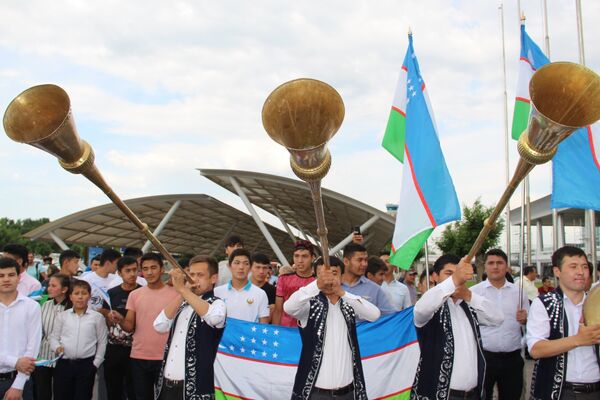 Встреча узбекских футболистов в аэропорту Ташкента - Sputnik Узбекистан