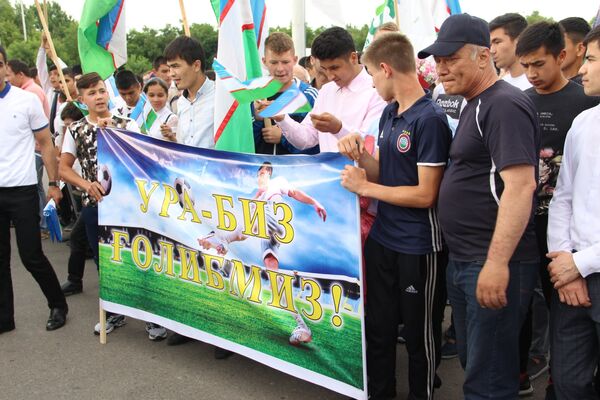 Встреча узбекских футболистов в аэропорту Ташкента после победы в турнире Будущее зависит от тебя - Sputnik Узбекистан