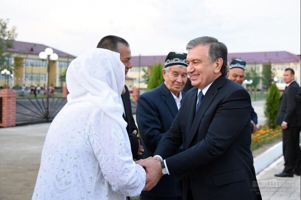 Шавкат Мирзиёев во время поездки по Андижанской области - Sputnik Узбекистан