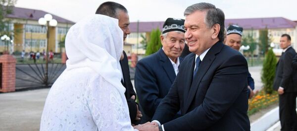 Шавкат Мирзиёев во время поездки по Андижанской области Шавкат Мирзиёев во время поездки по Андижанской области - Sputnik Узбекистан