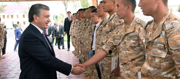 Шавкат Мирзиёев посетил одну из воинских частей Восточного военного округа. Шавкат Мирзиёев посетил одну из воинских частей Восточного военного округа. - Sputnik Ўзбекистон