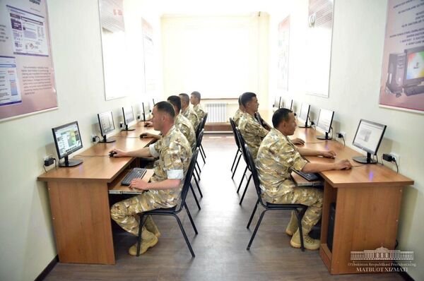 Шавкат Мирзиёев посетил одну из воинских частей Восточного военного округа. Шавкат Мирзиёев посетил одну из воинских частей Восточного военного округа. - Sputnik Узбекистан