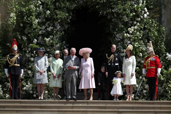 Мама невесты Дориа Редлан (слева в салатовом наряде), четырехлетний принц Джордж и трехлетняя принцесса Шарлотта с родителями принцем Уильямом и Кейт Миддлтон (справа). - Sputnik Узбекистан