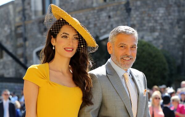 Американский актер Джордж Клуни с супругой Амаль на свадьбе принца Гарри - Sputnik Узбекистан