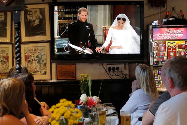 За свадьбой принца Гарри и Меган Маркл наблюдали в прямом эфире во всем мире. - Sputnik Узбекистан