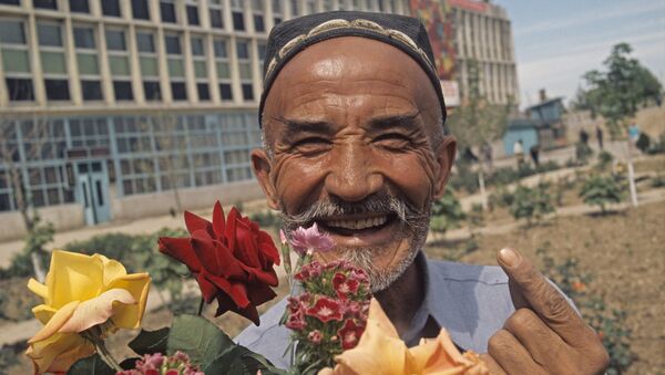 Узбекистанец с цветами в Намангане - Sputnik Узбекистан
