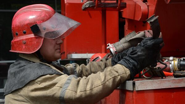 Пожарный работает на месте происшествия - Sputnik Узбекистан