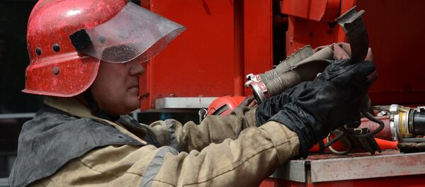 Пожарный работает на месте происшествия Пожарный работает на месте происшествия - Sputnik Узбекистан