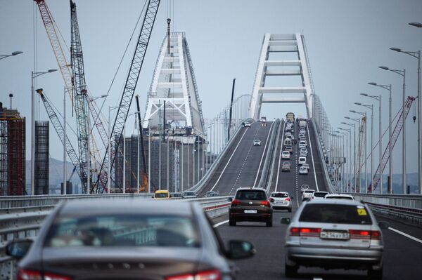 Автомобильное движение по автодорожной части Крымского моста - Sputnik Узбекистан