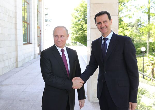 Президент РФ Владимир Путин и президент Сирийской Арабской Республики Башар Асад в Сочи - Sputnik Узбекистан