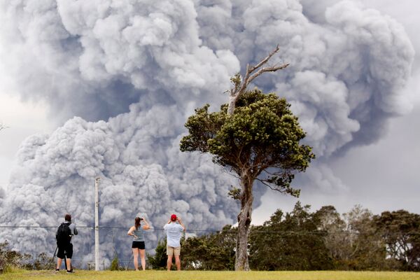 Люди наблюдают за извержением вулкана Килауэа на Гавайях, США - Sputnik Узбекистан