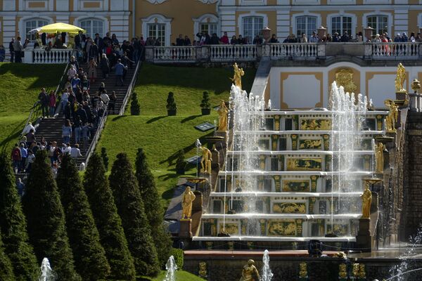 Весенний праздник фонтанов в Государственном музее-заповеднике Петергоф - Sputnik Узбекистан