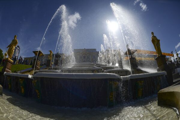 Весенний праздник фонтанов в Государственном музее-заповеднике Петергоф - Sputnik Узбекистан