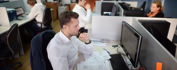 Сотрудник за компьютером - Sputnik Узбекистан