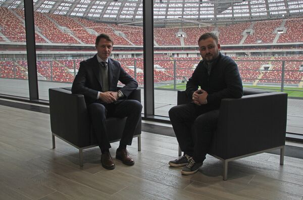 Марат берет интервью у Олега Кононова на стадионе “Лужники” - Sputnik Узбекистан