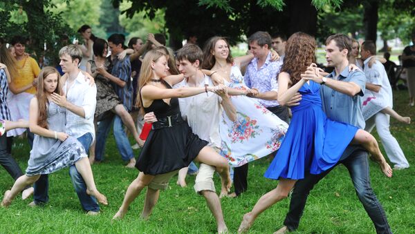 Молодые люди танцуют в парке - Sputnik Узбекистан